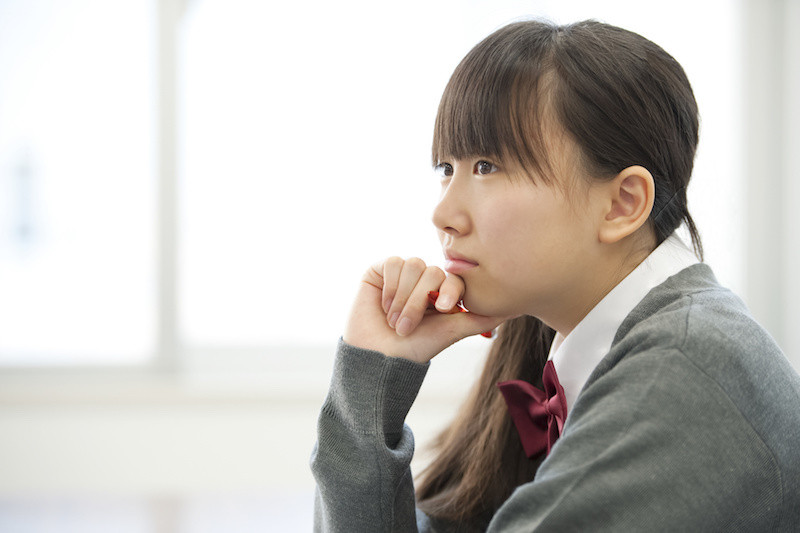 顎に手をあてる女性