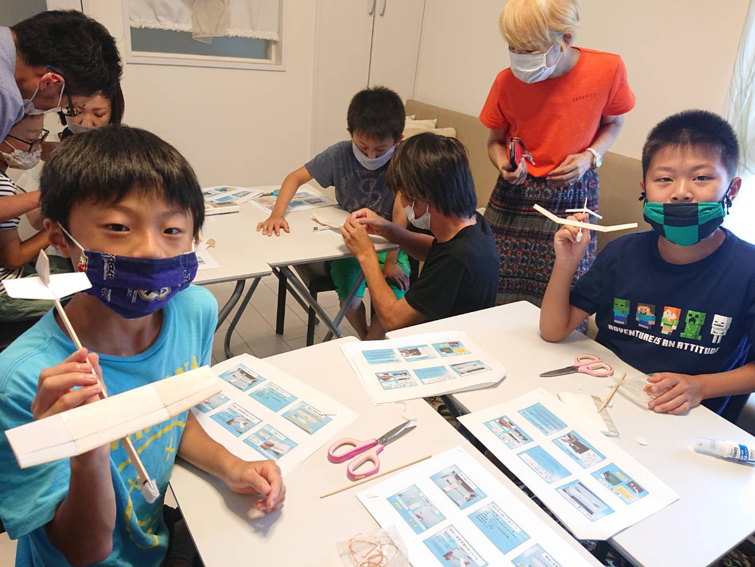 今年の理科実験教室は子ども達に大人気の滑空飛行機作りにチャレンジしました